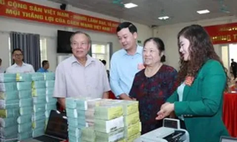 GPMB Quốc lộ 1A: Máy đếm tiền chạy hết công suất, người dân mang bao tải tiền về