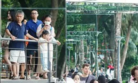 Nườm nượp khách đến Hồ Hoàn Kiếm trải nghiệm cầu dải lụa, khung gương ngày đầu mở cửa