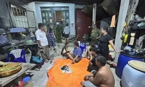 Kiểm tra một căn nhà lúc 22 giờ, công an bắt quả tang Nguyễn Thị Kim H. 52 tuổi và 9 người