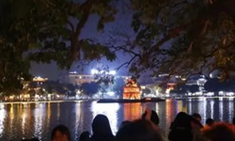 Biển người đổ về các hồ ở Hà Nội chờ xem pháo hoa