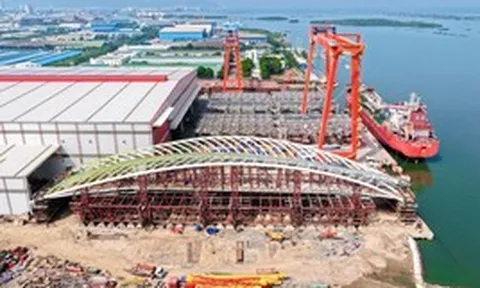 ‘Siêu sà lan’ đã neo đậu gần nhà máy của Tập đoàn Đại Dũng, chuẩn bị lai dắt khối cầu đi bộ nặng 3.000 tấn qua sông Sài Gòn