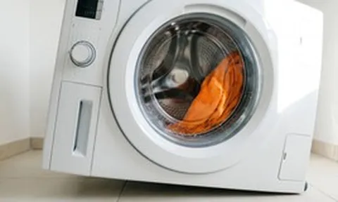 Tại sao chỉ giặt một chiếc khăn lại làm rung chuyển máy giặt của bạn, trong khi giặt đầy lồng lại quay rất êm?