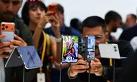 iPhone gập giá 2.000 USD vừa mở bán đã phải hẹn giao đến năm sau