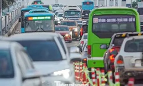 Cầu Thăng Long ùn tắc từ sáng đến đêm