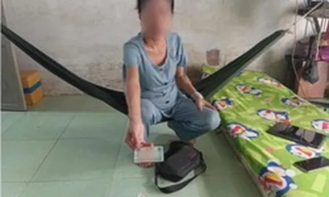 Công an bắt người phụ nữ 51 tuổi lúc 10 giờ sáng