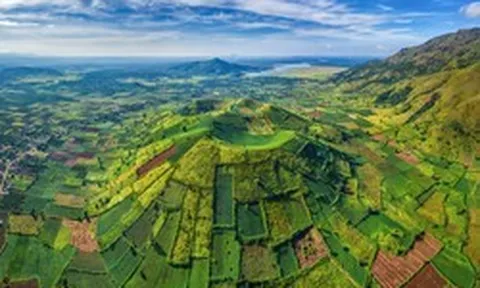 Việt Nam sở hữu ngọn núi lửa có tuổi đời hàng triệu năm, nằm ẩn mình giữa đại ngàn Tây Nguyên, mùa hoa dã quỳ nhuộm vàng triền núi, được quy hoạch thành khu du lịch
