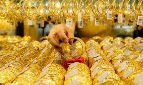 Giá vàng chiều nay (26/10): Vàng thế giới nhích tăng do giá dầu hạ nhiệt