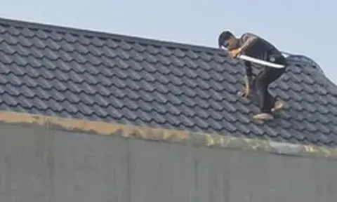 Công an Thanh Hóa vây bắt 2 người cầm hung khí cố thủ trên mái nhà
