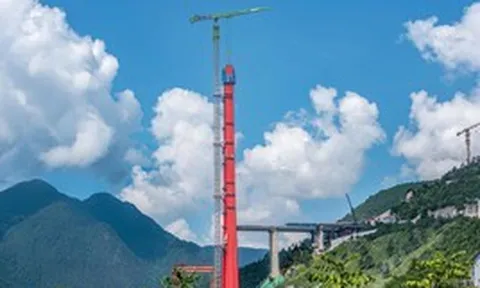Khối kim loại mọc sừng sững giữa núi rừng, sức nâng lên đến 200 tấn, thực hiện nhiệm vụ không tưởng