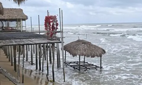 'Trận địa' nhà chồ, hàng quán sai phép lấn chiếm cảnh quan vịnh đẹp thế giới