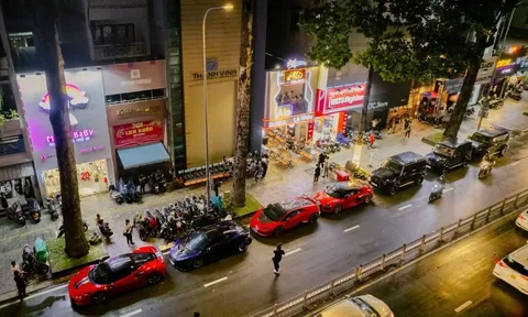 Sốc với một dàn “siêu xe đắt đỏ” đậu dọc trước một quán nhậu nhỏ ngay trung tâm