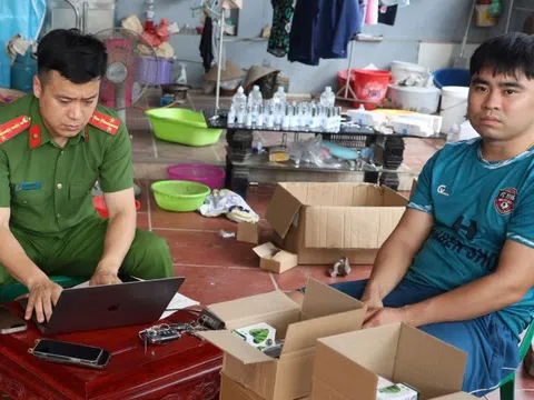 Bắt tạm giam chủ xưởng sản xuất mỹ phẩm giả đã "chốt" được 100.000 đơn hàng