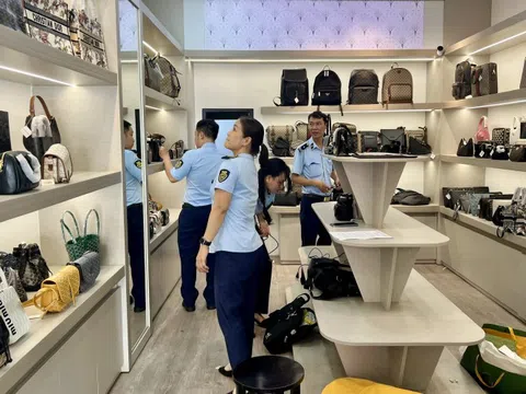 Nhiều cửa hàng thời trang kinh doanh hàng giả tại các tuyến phố du lịch ở Đà Nẵng