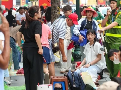 Hàng ngàn người dân "cắm chốt" chờ xem diễu binh A80, Công an Hà Nội liên tục nhắc nhở