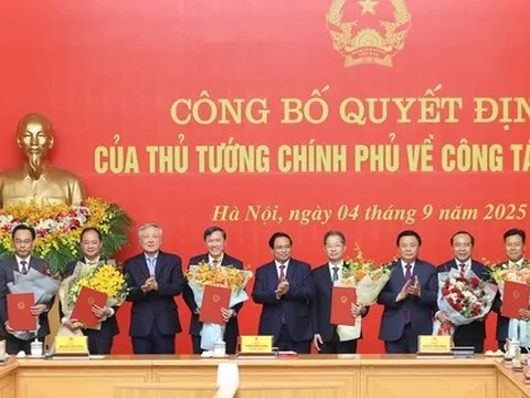 Thủ tướng trao quyết định bổ nhiệm lãnh đạo 8 bộ, cơ quan