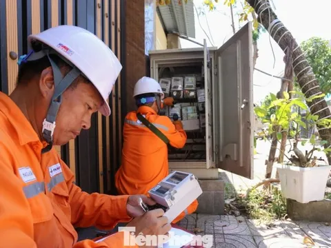 Người dân Nghệ An, Hà Tĩnh 'kêu trời' vì tiền điện tăng vọt giữa mùa mưa bão