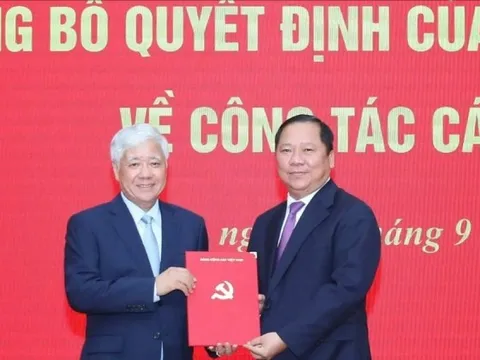 Công bố quyết định của Bộ Chính trị về công tác cán bộ