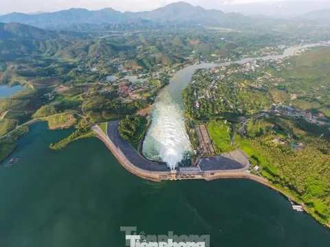 Thủy điện Thác Bà xả lũ