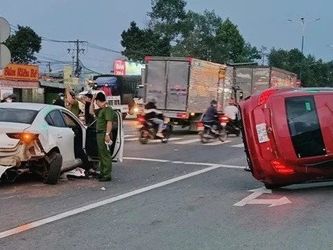 Ô tô tông hàng loạt xe máy trên đường Mỹ Phước - Tân Vạn, mảnh vỡ văng tứ tung