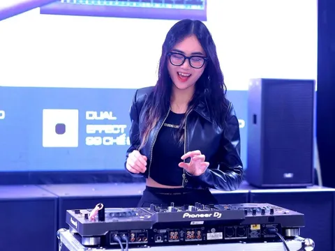 Người Hà Nội đội mưa đi xem triển lãm âm thanh, ánh sáng Plase Show 2025