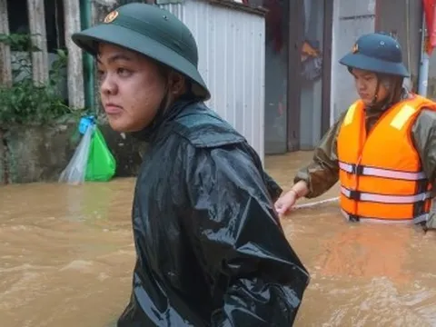 Nước dâng cao chảy xiết, người dân 'rốn lũ' Mẹ Suốt lại cuống cuồng sơ tán