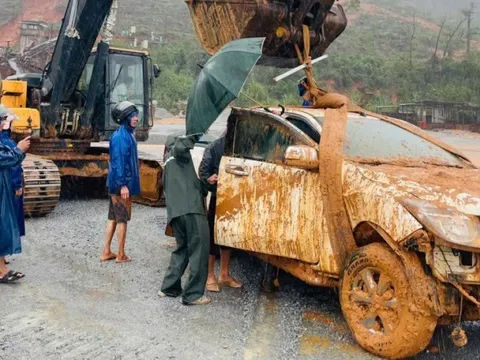 Cận cảnh hiện trường sạt lở núi nghiêm trọng vùi lấp xe bán tải, nhiều trang trại