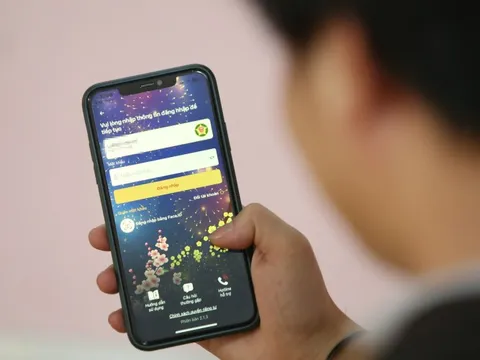 Công an TP.HCM hướng dẫn góp ý văn kiện Đại hội Đảng XIV qua ứng dụng VNeID