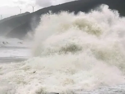 Bão Fung-Wong giật trên cấp 17 sắp vào Biển Đông, nguy cơ gây sóng cao 8-10m