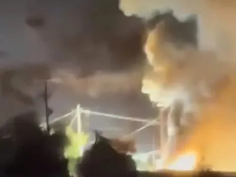 Trụ điện phát nổ, cháy lan sang 4 nhà dân, 1 người bị thương