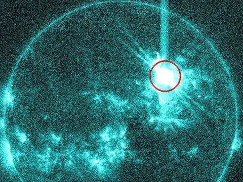 Mặt trời 'bùng nổ', nguy cơ làm gián đoạn liên lạc và vệ tinh toàn cầu