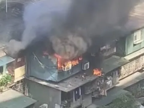 Cháy căn hộ khu tập thể cũ ở Hà Nội, khói lửa bốc ngùn ngụt