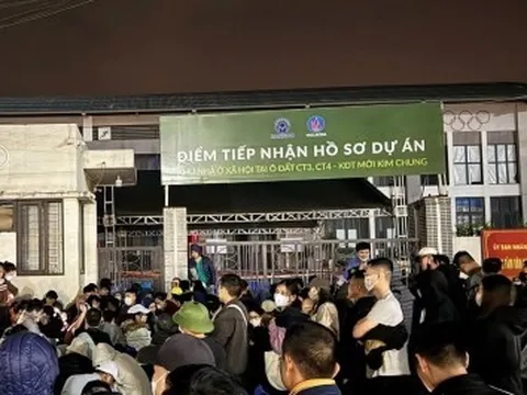 Vật vã thức xuyên đêm chờ nộp hồ sơ mua nhà xã hội ở Hà Nội