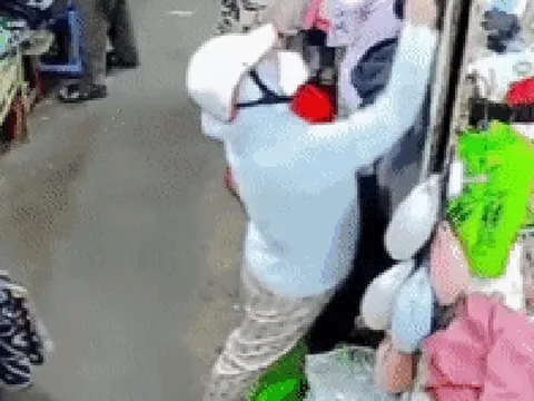 Camera ghi cận cảnh màn móc túi ở chợ Tân Quy, TPHCM