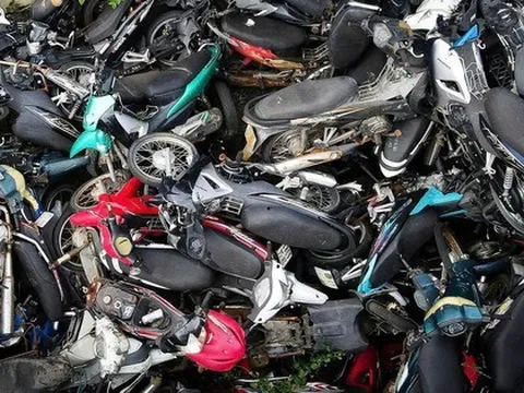 Cận cảnh hàng nghìn phương tiện chất đống trong 'nghĩa địa' xe vi phạm ở Hà Nội