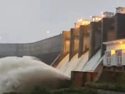 Clip: Nhiều hồ chứa ở Khánh Hòa xả lũ thêm 5 ngày, cảnh báo có nơi ngập 2m