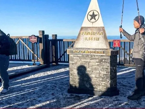 Đỉnh Fansipan xuất hiện băng giá