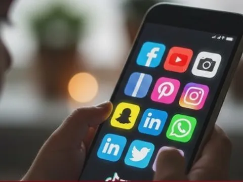 Cần cấm trẻ dưới 16 tuổi ở Việt Nam dùng mạng xã hội?