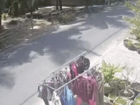 Một cán bộ công an tử vong do vướng dây cáp sà xuống đường: Camera ghi diễn biến lúc 10 giờ 45 phút