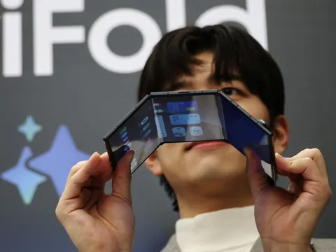 Samsung bất ngờ tung điện thoại gập ba đầu tiên, giá hơn 70 triệu đồng