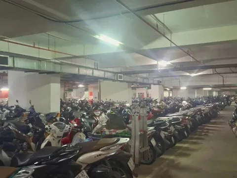 Yêu cầu chung cư đông dân nhất Hà Nội hủy 'lệnh' cấm gửi xe điện