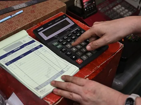 Vì sao máy tính cầm tay vẫn sống khỏe dù AI ngày càng thông minh?