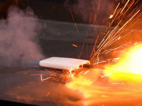 Sạc dự phòng bốc cháy, 120 khách sơ tán, 1 người nhập viện