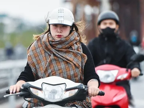 Gió mùa Đông Bắc tràn về, Hà Nội rét căm căm 12 độ C: Thứ Bảy mưa gió, Chủ nhật lạnh buốt