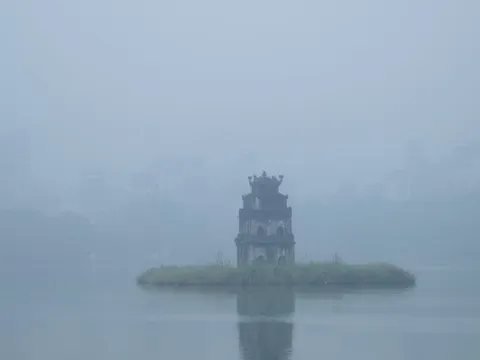 Sáng thứ Bảy, Hà Nội khác lạ khi hứng trọn combo sương mù, ô nhiễm, mưa lạnh