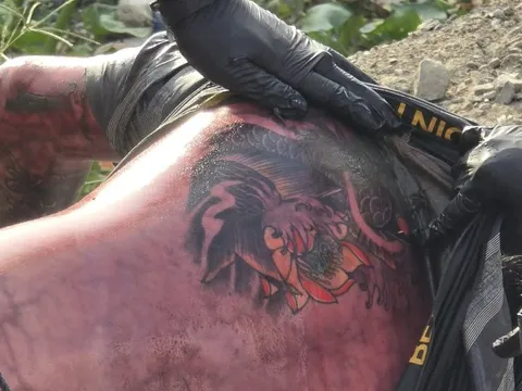 Ai biết thông tin liên quan thi thể nam có hình xăm cá chép bên hoa sen, liên hệ ngay công an số 0937.349.345