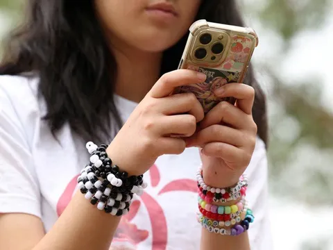 Cấm trẻ em dùng mạng xã hội: Thế giới nhìn về Úc, chờ xem đúng hay sai