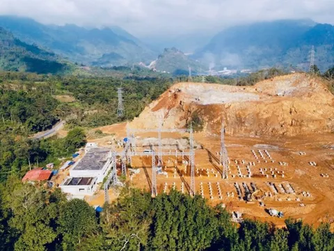 Tập trung cao độ san nền, phá đá tạo mặt bằng thi công TBA 220 kV Phong Thổ