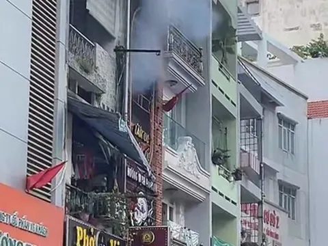 Đêm trắng ngóng tin người thân sau vụ lật xe chở đoàn từ thiện ở Lào Cai