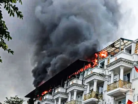 Lửa đỏ rực bao trùm dãy biệt thự liền kề ở Hà Nội