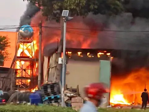 Cháy lớn tại kho phế liệu ở TP.HCM